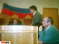 Во время суда над главным редактором Свободного слова Павлом Люзаковым. 2005 год. Защитник подсудимого Кирилл Подрабинек – справа
