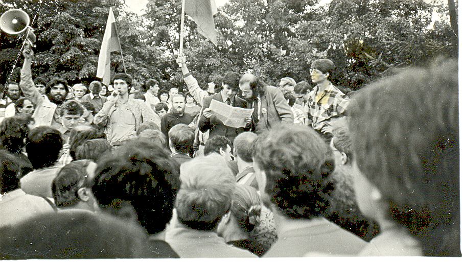 Митинг ДС на Пушкинской площади в Москве летом 1989 года. Выступает журналист Андрей Новиков (в 2006-2007 годах - политзаключённый)