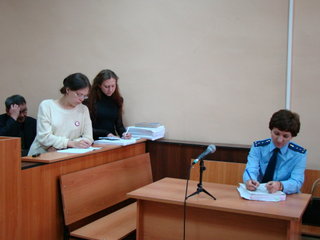 Заседание 4 октября. Слева - подсудимые, справа - гособвинитель Екатерина Хорышева. Фото Сергея Басаева